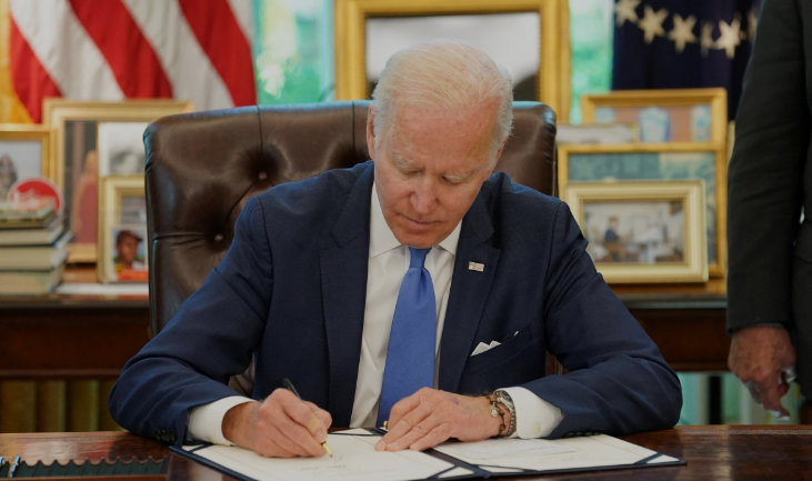 Ông Biden ký viện trợ 95 tỉ USD: Nước cờ quyết đoán cho cuộc đua vào Nhà Trắng 2024?